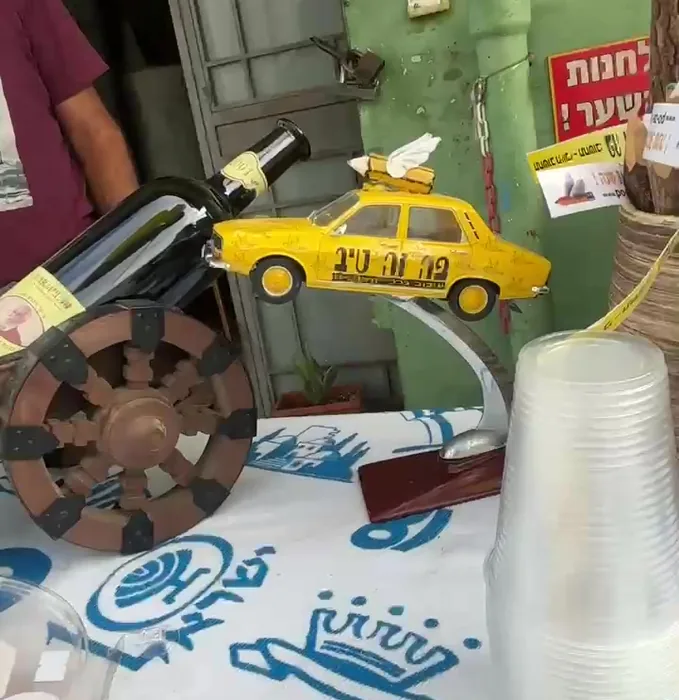 שולחן החגיגה בפתח הסדנה, אשקלון